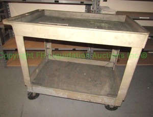 lot 316 image: Rubbermaid 4520 Utility cart with incorporated handle