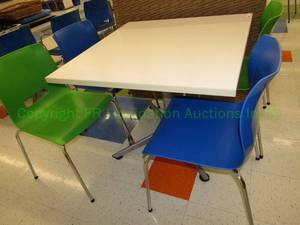 lot 718 image: Laminate top table and 4 chair set, 24x36x36 in