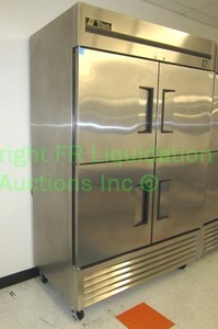 lot 711 image: True model TS-49-4-HC, 54 4 Solid Half Door Reach-In Refrigerator, Stainless steel. Does not cool