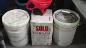lot 302 image: SOLO granular Ice Melt pellets and hand held spreader