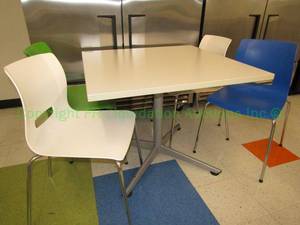 lot 713 image: Laminate top table and 4 chair set, 24x36x36 in