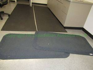 lot 736 image: Anti-fatigue padded floor mats two large and two medium sizes