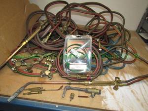 lot 412 image: Assorted welding equipment acetylene hoses and torches plus