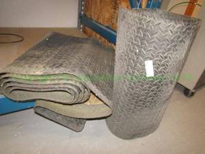 lot 417 image: Anti fatigue runners with diamond plate imprint