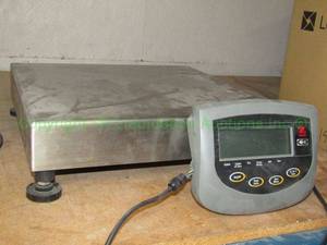 lot 423 image: OHAUS CHAMP industrial scale Model CD-11 w digital readout