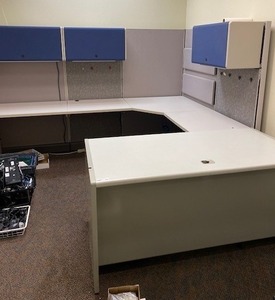 lot 108 image: Steelcase modular U-station office desk system with overheads (contents not included)