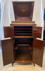lot 3 image: Victrola Manufactured by  Victor Talking Machine Co.