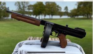 lot 4 image: Tommy Gun with carring case, 50 round drum, and 2 mags