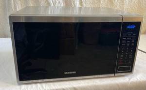 lot 7 image: Samsung Microwave