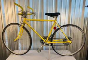lot 8 image: Schwinn Varsity 10 Speed Bike (early 1970s)