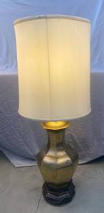 lot 15 image: Vintage Brass Lamp