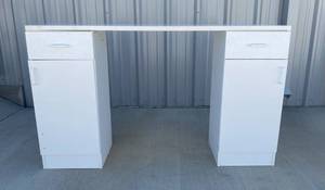 lot 19 image: white Small Desk