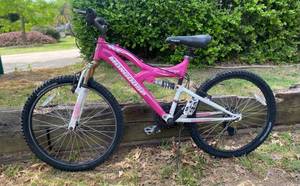lot 21 image: Mongoose XR75 Lightweight Aluminum Bike