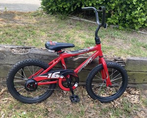 lot 22 image: Huffy 16 Rock it Boys Bike, Red