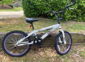 lot 23 image: Mongoose Divine 20 Girls BMX Bike, White