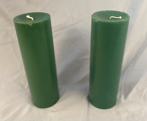 lot 29 image: 2 green 9 candles