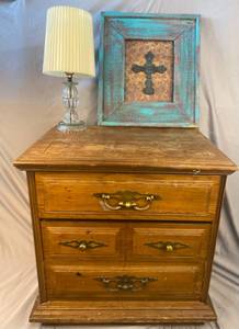 lot 39 image: 3 drawer side table, small lamp & framed cross