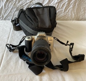 lot 57 image: Minolta Qtsi 35mm film camera with bag