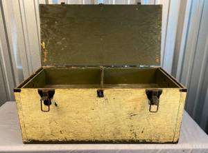 lot 105 image: WW2 U.S. footlocker marked Padgitt Bros Co. 1942 with tray
