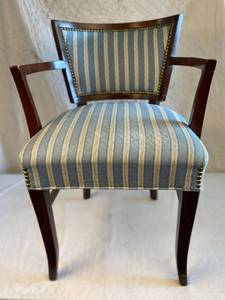 lot 162 image: bluewhite upholstry chair