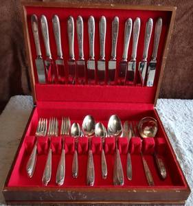 lot 4 image: BEAUTIFUL 12 PIECE PLACE SETTING - STAINLESS STEEL IN NICE WOODEN STORAGE BOX