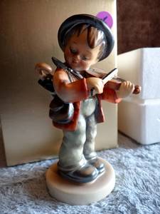 lot 15 image: Goebel Little Fiddler Boy With Fiddle #4 Figurine InitialSigned 87 on Bottom - In BOX