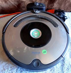 lot 100 image: iROBOT ROOMBA WITH CHARGING BASE - TESTEDCHARGING