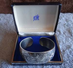 lot 117 image: VINTAGE KIRK Pewter Cuff Bracelet Birthday Month April Flower Daisy Engraved