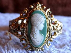 lot 120 image: STUNNING GOLD TONE WHITING & DAVIS HINGED BRACELET