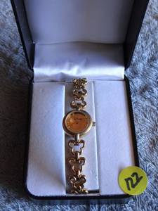 lot 122 image: VINTAGE DISNEY MICKEY MOUSE WATCH WITH MOUSE LINK BAND