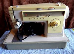 lot 205 image: VINTAGE SINGER STYLIST 513 ZIGZAG SEWING MACHINE - WCASE and PEDAL