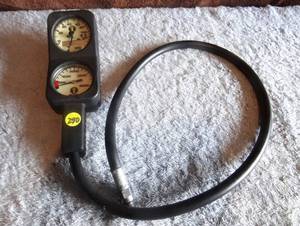 lot 290 image: US DIVERS PRESSURE & DEPTH GUAGES