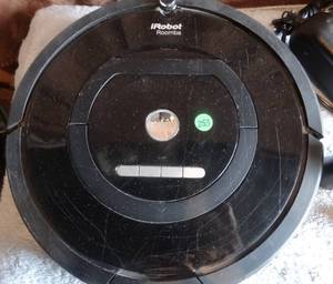 lot 293 image: iROBOT MACHINE, CHARGER, AND PORTABLE BOUNDRY BEACONS - UNTESTED