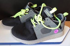 lot 86 image: FLASH LIGHTS GRAYBLACK RECHARGEABLE SHOES SIZE YOUTH 2