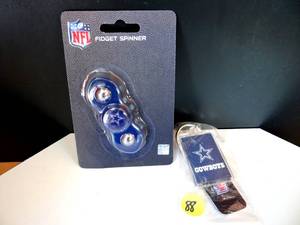 lot 88 image: DALLAS COWBOYS LOT - FIDGET SPINNER & KEYCHAIN (NEW)
