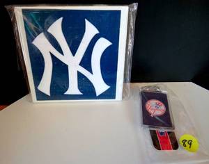 lot 89 image: NEW YORK YANKEES LOT (CERAMIC COASTER & KEYCHAIN)