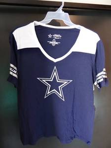 lot 107 image: DALLAS COWBOYS WOMENS V NECK T-SHIRT - SIZE 2XL - NEW W TAGS