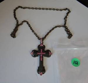 lot 168 image: LOVELY ORNATE CROSS WITH PINK STONES AND MATCHING CHAIN