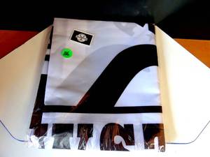 lot 186 image: YELLOWSTONE TV SERIES - YELLOWSTONE RANCH BLACK 3 X 5 FLAG - NIP