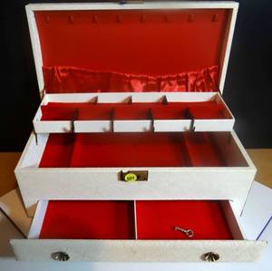 lot 254 image: VINTAGE JEWELRY BOX WITH KEY