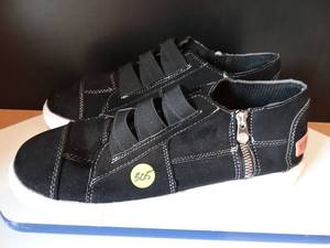lot 305 image: WOMENS USED BLACK SPORT SNEAKERS - GOOD CONDITION - SIZE UNLABELED - SEE RULER PIC 5
