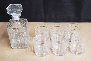 lot 45 image: Studio Crystal By Godinger 7 pIece Whiskey Set - 1 34oz Decanter and 6 12oz Double Old Fashioned Glasses