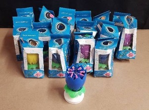 lot 47 image: Lot of 16 Happy Birthday Musical Flower Candles