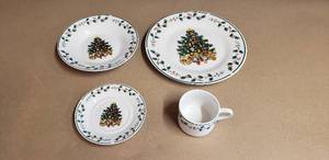 lot 53 image: Gibson Tree Trimmings 20 Piece Christams Theme Dish Set