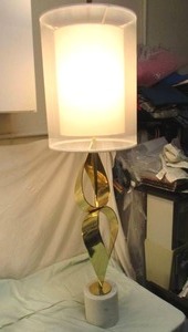 lot 43 image: JRL-10095 Twisted Brass And Marble Tall Table Lamp