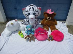 lot 120 image: LOT- Like New Large to Small Stuffed Animals