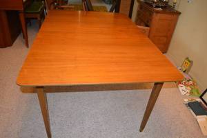 lot 4 image: Mid-Century Dining Table with Pop-Up Leaf (Matches Lot 26 and Chairs Lot 7)
