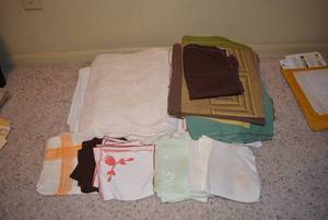lot 30 image: Cloth Tablecloths and Napkins