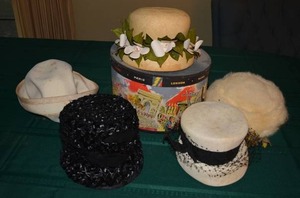 lot 44 image: Vintage Ladies Hats Replica de Parisienne with Hat Box, Union Made Black Hat and More