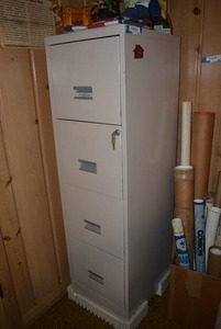 lot 89 image: 4 Drawer File Cabinet with Key, Manilla and Hanging Folders